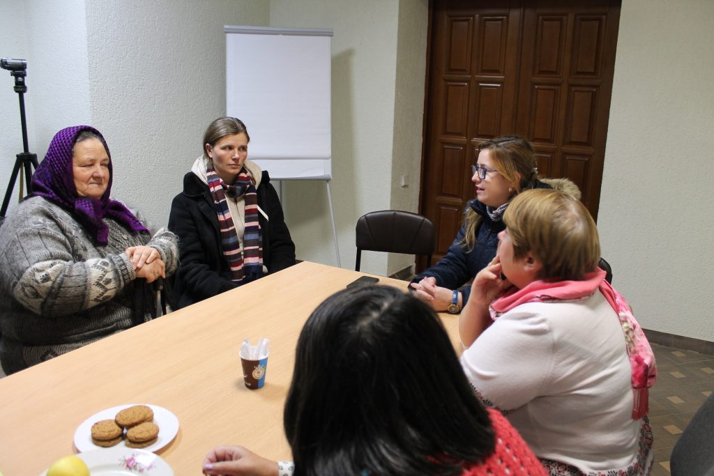 Întâlnirea dintre beneficiara campaniei Anastasia, și vânzătoarea, cu asistența juristei Maria Calcatinge și a coordonatoarei programului advocacy , Olga Lîsenco.