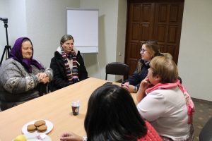 Întâlnirea dintre beneficiara campaniei Anastasia, și vânzătoarea, cu asistența juristei Maria Calcatinge și a coordonatoarei programului advocacy , Olga Lîsenco.